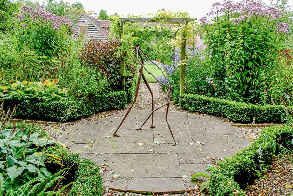 Sculpture in Garden design by Babylon Design