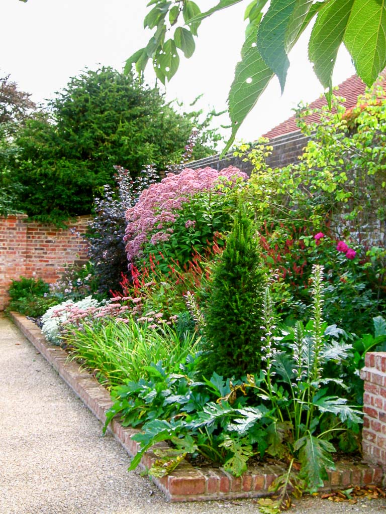 photo of a garden border scheme planted by gardening company Babylon Design Oxfordshire